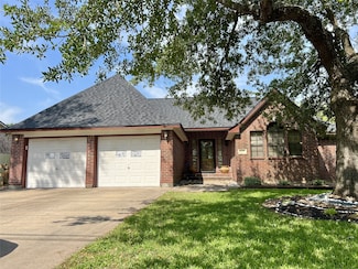 1833 N Valderas St, Angleton, TX 77515