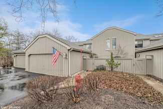 220 Bluff Ct, Lake Barrington, IL 60010