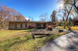 10641 Gamewood Dr, South Lyon, MI 48178