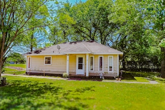 1240 E Hickory St, Paris, TX 75460