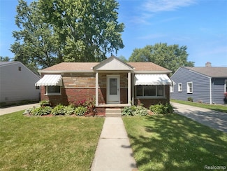 22459 Daniels St, Saint Clair Shores, MI 48081