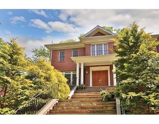 8 Fairway Rd, Chestnut Hill, MA 02467