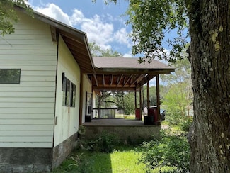 108 Bounty St, Blessing, TX 77419