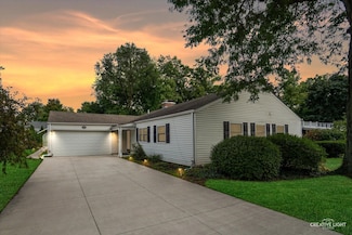 909 S Main St, Wheaton, IL 60189