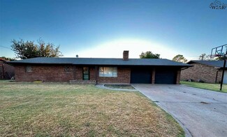 1207 N Lawn St, Seymour, TX 76380