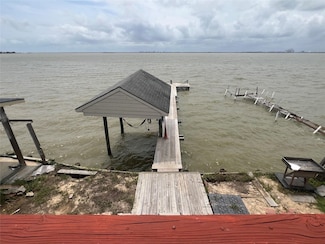 2942 Bay Oaks Harbor Dr, Baytown, TX 77523