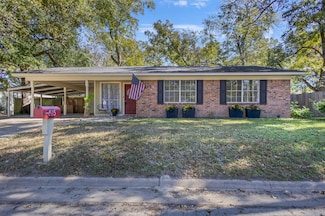 815 N Bledsoe St, Gilmer, TX 75644