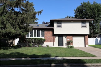 19 Edna Dr, Syosset, NY 11791