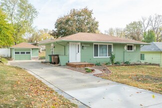 2015 68th St, Windsor Heights, IA 50324