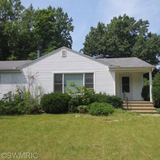 710 Dixie Dr, Benton Harbor, MI 49022