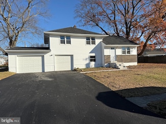 13 Center Cir, Wilmington, DE 19808