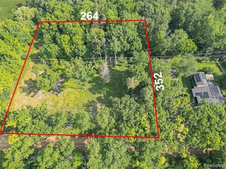 7230 Walnut Lake Rd, West Bloomfield, MI 48323