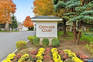 27 Creekside Ct, Secaucus, NJ 07094