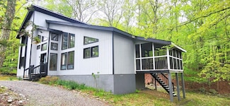 2260 Apley Ct, Bushkill, PA 18324