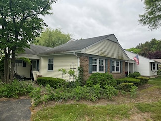 9 Forge Ln, Coram, NY 11727