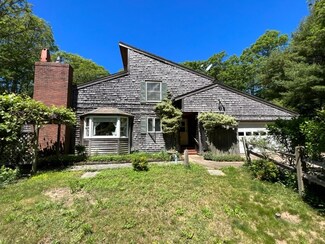 15 Canterbury Ln, Vineyard Haven, MA 02568