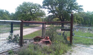 1050 Wild Rose Ln, Stockdale, TX 78160