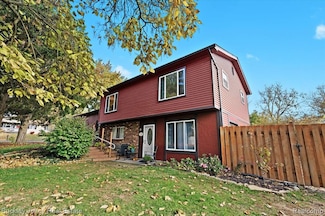 612 Putnam St, Pinckney, MI 48169