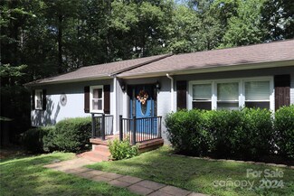 3030 Cedar Crest Dr, Lenoir, NC 28645