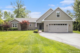 22085 Thorofare Rd, Grosse Ile, MI 48138