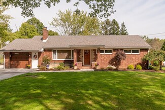 2059 Rombold Rd, Hermitage, PA 16148