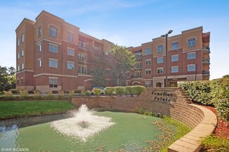 1200 N Foxdale Dr Unit 111, Addison, IL 60101