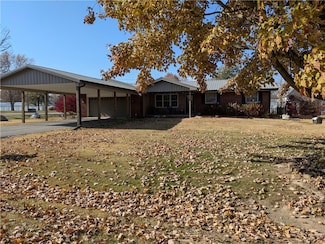 4 Curry Dr, Paris, IL 61944