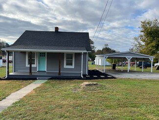 220 Circle Dr, Rocky Mount, VA 24151