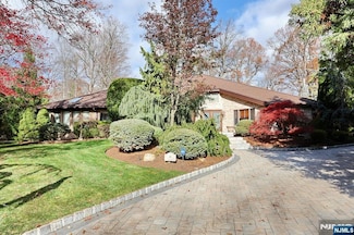 4 Summertree Way, Montvale, NJ 07645