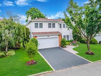 28 Hamlet Dr, ComMacK, NY 11725