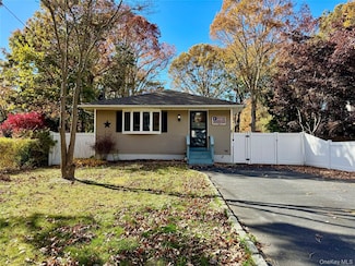 99 Grand Ave, Shirley, NY 11967