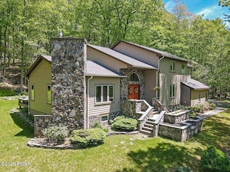 132 Rosewood Dr, Greentown, PA 18426