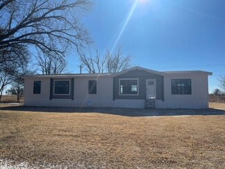 406 2nd St, Manitou, OK 73555