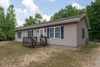 5294 N Water Rd, Sanford, MI 48657