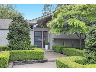 7100 SW Willowmere Dr, Portland, OR 97225