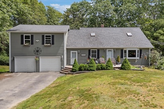 3 Greenwood Ln, Lewiston, ME 04240
