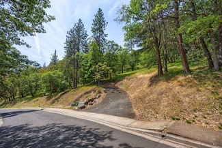 390 Strawberry Ln, Ashland, OR 97520