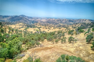 5 Cardinal Ln, Yokuts Valley, CA 93675