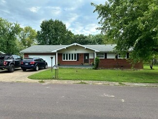910 E 10th St, Mountain Grove, MO 65711