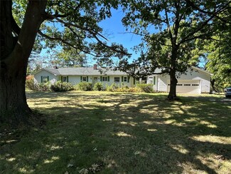 2710 Hershey Rd, Erie, PA 16509