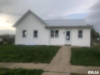 312 W York St, Camp Point, IL 62320