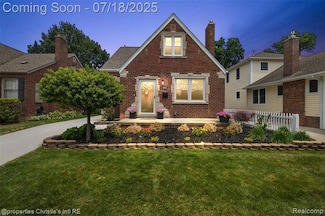 1816 Roslyn Rd, Grosse Pointe Woods, MI 48236