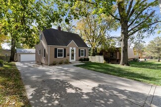 6536 School St, Windsor Heights, IA 50324