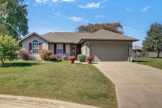 1813 Edgewood Dr, Aurora, MO 65605