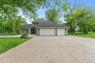10161 N Loma Cir, Grosse Ile, MI 48138