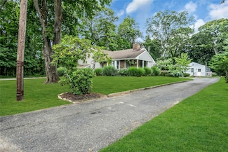 11 Grove Ave, Saint James, NY 11780