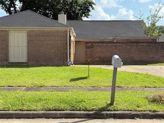 122 Queens Ct, Stafford, TX 77477