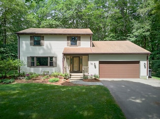 16 Eagle Ridge Dr, Gales Ferry, CT 06335