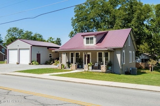 231 S Young St, Sparta, TN 38583