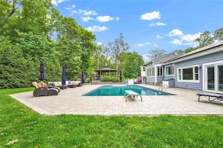 69 Bankside Dr, Centerport, NY 11721